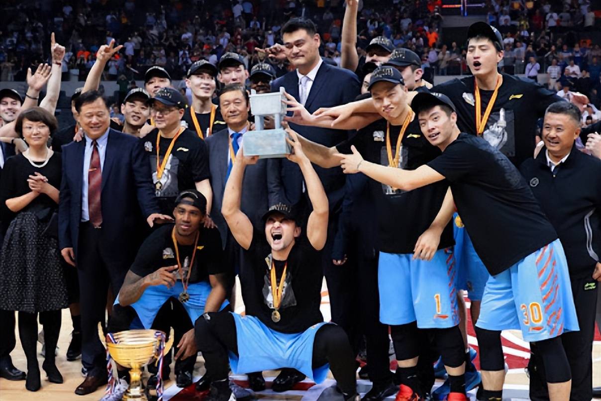 球队换帅迎来新气象，球员士气大振