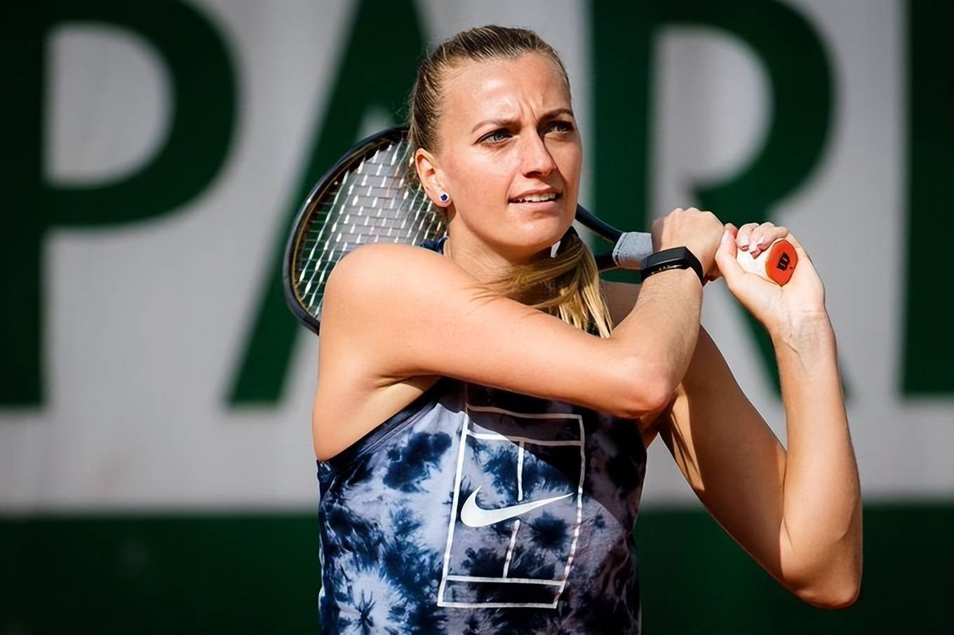  科维托娃回归赛场，逆转首场状态亮眼，中国队观众沸腾！